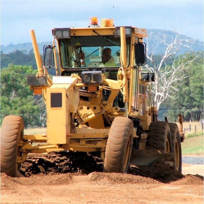 Motoniveladora trabalhando terraços.